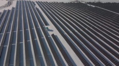 Alternatif enerji, yükseklikten alandaki güneş panellerine bakış