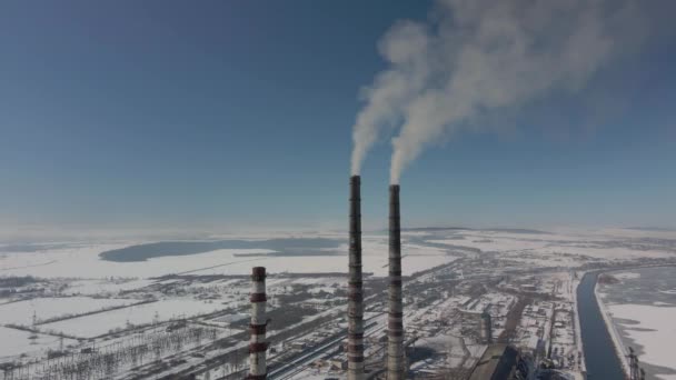 Centrale thermique - cheminées fumeur divers vols de cheminée rouge et blanche en hiver jour givré — Video