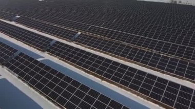 Güneş panellerinin tepesinden yakın çekim görüntüsü. Çölde kış sabahı elektrik santrali.