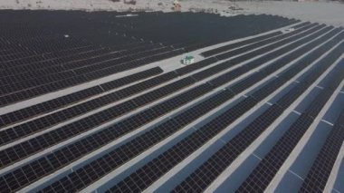 Güneş panellerinin tepesinden yakın çekim görüntüsü. Çölde kış sabahı elektrik santrali.