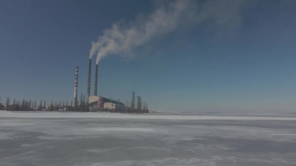 Промышленный пейзаж Вид с воздуха на трубы высокого дымохода с серым дымом от угольной электростанции. Производство электроэнергии на ископаемом топливе. — стоковое видео