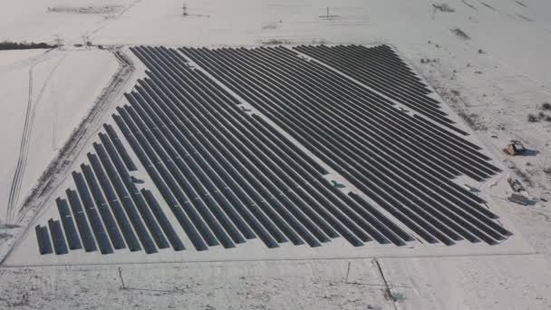 Luchtfoto perspectief Zonnepaneel boerderij Groene Energie in de winter sneeuw zonnige dag drone shot van Ecologie Power Conservation — Stockvideo