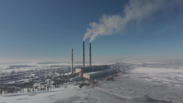 Zicht vanuit de lucht op hoge schoorsteenpijpen met grijze rook van kolencentrales. Productie van elektriciteit met fossiele brandstoffen. — Stockvideo