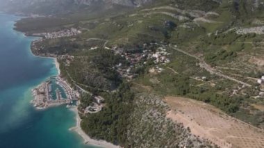 Hırvatistan, Makarska Riviera. Krvavica ve Promajna 2021 'deki deniz kıyıları ve dağların havadan görünüşü
