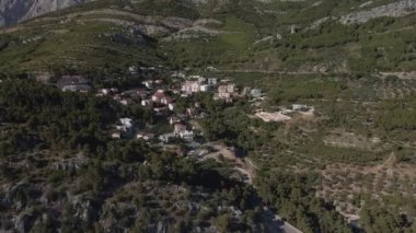 Hırvatistan 'ın Krvavica kentinin hava manzarası, Makarska Riviera 2021