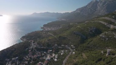 Hırvatistan, Makarska Riviera. Krvavica ve Promajna 2021 'deki deniz kıyıları ve dağların havadan görünüşü