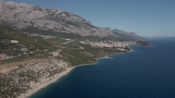 Tengerpart Horvátország, Makarska Riviéra, légi felvétel a város Makarska 2021 — Stock videók