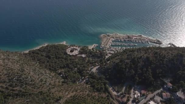 Baia con yacht sulla costa della Croazia. Riviera di Makarska, Krvavica 2021 — Video Stock