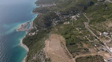 Hırvatistan 'ın deniz kıyısının havadan görünüşü. Makarska Riviera, Krvavica, Promayna 2021