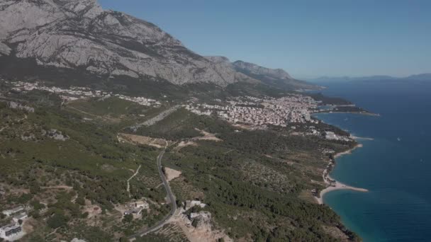 Tengerpart Horvátország, Makarska Riviéra, légi felvétel a város Makarska 2021 — Stock videók