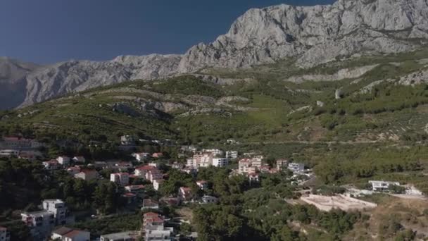 Luchtfoto van de stad Krvavica en de berg ernaast. Kroatië, Makarska Riviera 2021 — Stockvideo