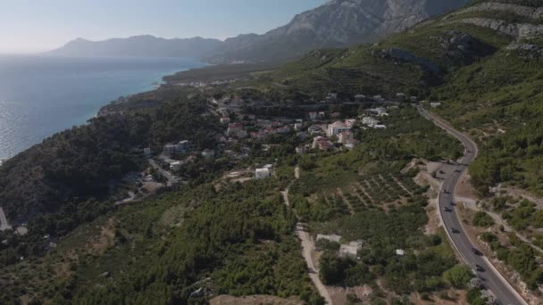 Uitzicht vanuit de lucht op de kust bij Krvavica, Kroatië, Makarska Riviera 2021 — Stockvideo