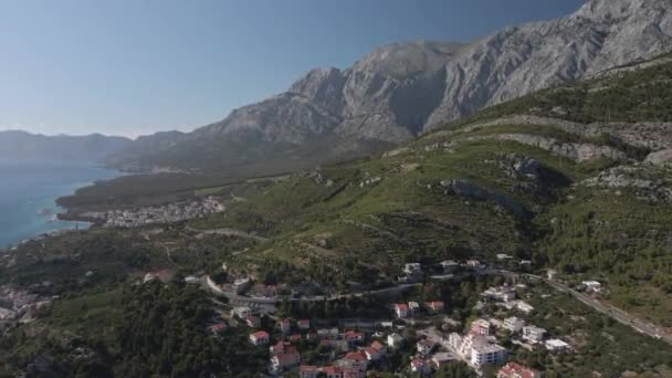 Chorwacja, Riwiera Makarska. Widok z lotu ptaka na wybrzeże morskie w rejonie Krvavica i Promajna 2021 — Wideo stockowe