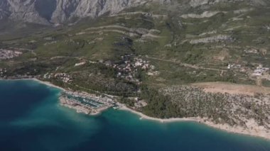 Krvavica kasabası ve sahillerinin havadan görünüşü. Hırvatistan, Makarska Riviera 2021
