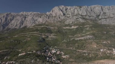 Krvavica kasabasının ve yanındaki dağın havadan görünüşü. Hırvatistan, Makarska Riviera 2021