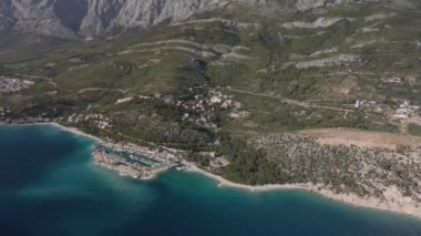 Krvavica kasabası ve sahillerinin havadan görünüşü. Hırvatistan, Makarska Riviera 2021