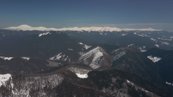 Vista aérea de los picos nevados de la cordillera montenegrina, las montañas Cárpatos, Ucrania — Vídeos de Stock