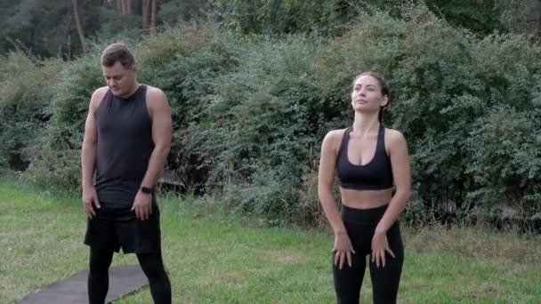 Homem Mulher Aquecem Ombro Livre Braço Treino Casal Fitness Parque — Vídeo de Stock