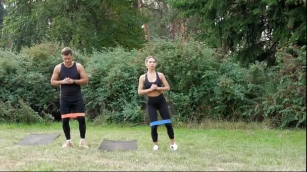 Fitness Paartraining Mit Fitnessband Freien Mann Und Frau Machen Dehnübungen — Stockvideo