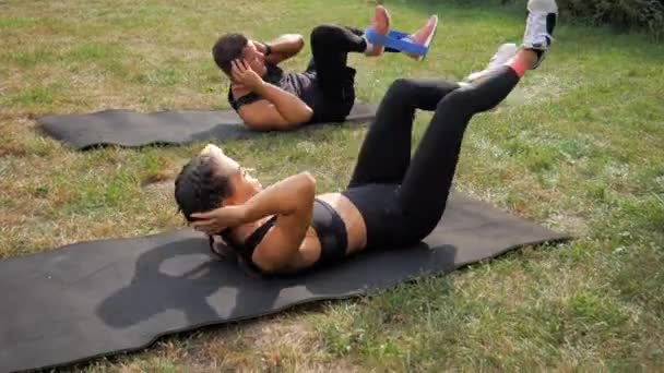 Entrenamiento Pareja Con Banda Resistencia Ejercicio Resistencia Con Pareja Deportiva — Vídeos de Stock