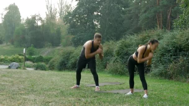 Friska Par Livsstil Man Och Kvinna Svarta Sportkläder Stretching Innan — Stockvideo