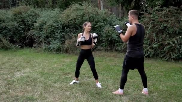 Personlig Box Träning Utomhus Män Tränare Utbildning Kvinna Boxning Kit — Stockvideo