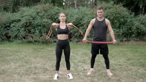 Resistance Training Outdoor Couple Training Sport Band Fit Couple Workout — Stock Video