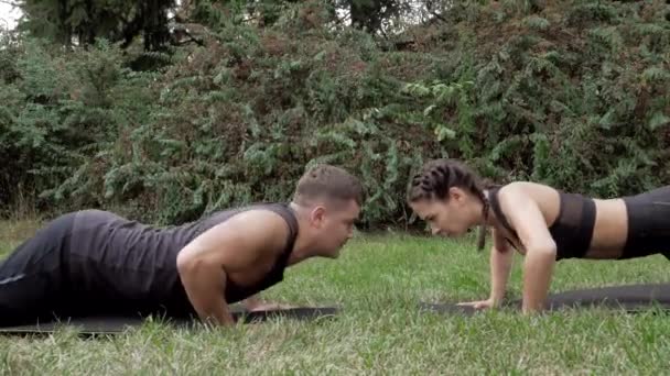 Fit Casal Treino Livre Homem Mulher Treinando Empurrar Exercícios Juntos — Vídeo de Stock