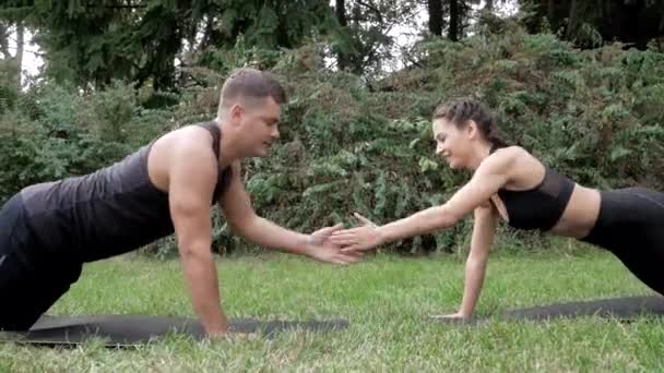 Hodí Křížový Trénink Muž Žena Tlačí Nahoru Cvičení Venku Fitness — Stock video