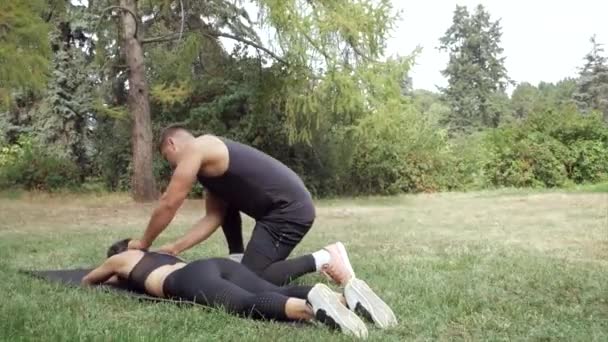 Mann Macht Sportmassage Frau Nach Dem Training Freien Sportler Manuelle — Stockvideo