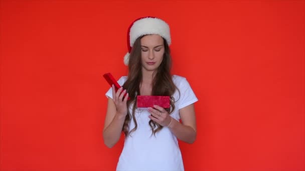 Noel Kadını Açık Hediye Kırmızı Stüdyoda Paketi Açan Kız Çıktı — Stok video