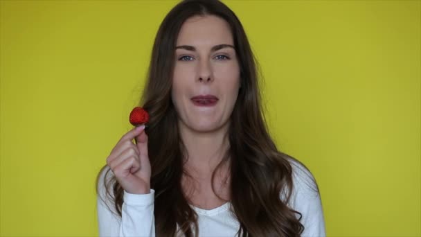 Une Femme Sexy Mange Des Fraises Les Lèvres Sexuelles Apprécient — Video