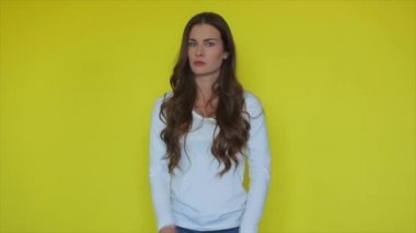 Ciddi kadın jesti durdur. Kadın yasağı işareti. El kaldırmayan kadın portresi. Kendine güveni tam bir jest yapıyor. Kadın model tavrı reddediyor. Güzel kız ellerini engelliyor.