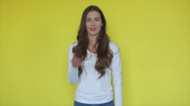 Sarı stüdyoda bir kadın öpücüğü. Mutlu kadın portresi hava öpücüğü gönderiyor. Mutlu kız hava öpücüğü yolluyor. Sevimli aşk jesti. Sevgililer günün kutlu olsun. Romantik kız duyguları.