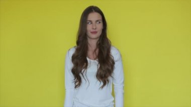 Sarı stüdyoda sessiz kadın dudakları. Seksi bir kadının portresi gizli dudaklar. Dudaklarının yanında parmak tutan güzel bir manken. Kadın sırrı saklamamı istedi. Kadın komplo hareketi.