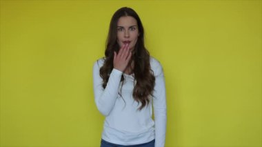 Sarı stüdyoda kadın yüzü. Heyecanlı kadın ifadesinin portresi. Kadın ifadesi. Sarı arka planda güzellik mankeni yüzü. Şok olmuş kadın yüz ifadesi