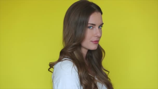 Svůdná Ženská Tvář Žlutém Studiu Portrét Krásné Smyslné Ženy Dívající — Stock video