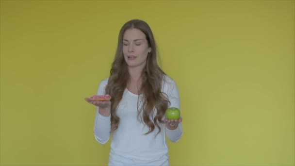 Zdrowe Kontra Niezdrowe Jedzenie Brunetka Kobieta Zdrowe Lub Niezdrowe Jedzenie — Wideo stockowe