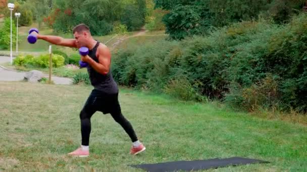Boxer Muž Trénink Cvičení Činkou Venkovní Bojové Obranné Cvičení Úderů — Stock video