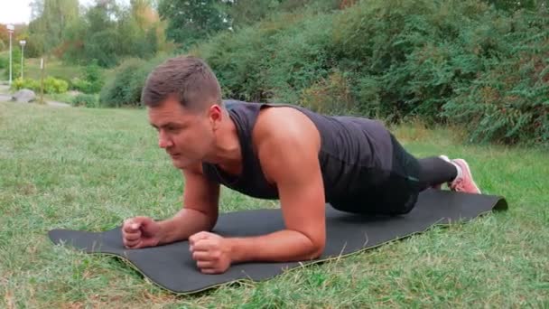 Hombre Fitness Haciendo Ejercicio Tablón Aire Libre Hombre Atleta Haciendo — Vídeos de Stock