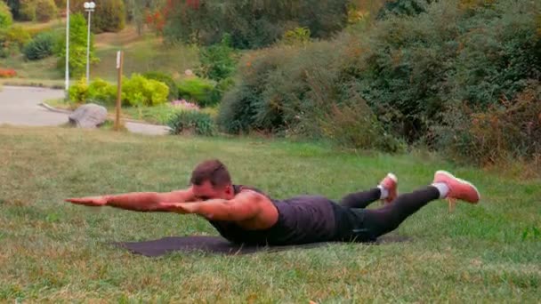 Homme Qui Fait Des Exercices Pilates Fitness Athlète Entraînement Colonne — Video