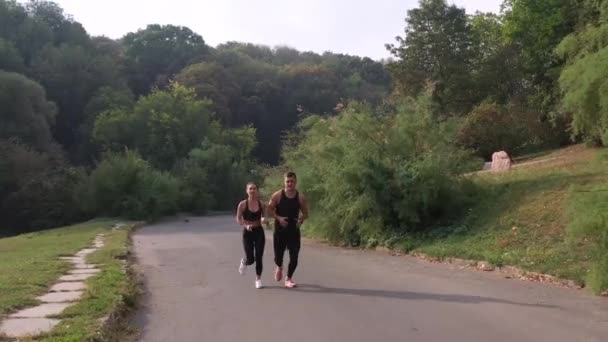 Pasująca Para Biegnie Poza Widok Powietrza Bieganie Ludzi Aktywnych Treningów — Wideo stockowe