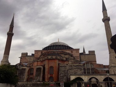 Aya Sofia İstanbul açık hava manzaralı. Güzel Ayasofya Müzesi simgesi. Osmanlı Bizans Müzesi. Konstantinopolis Türk simgelerini gezin. Tarihi mimari