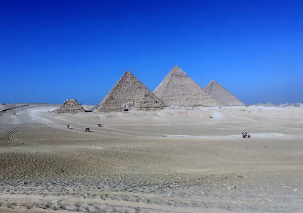 Güzel Mısır piramitleri manzarası. Kahire piramit manzarası. Ünlü Giza simgesi. Turist manzaralı anıt