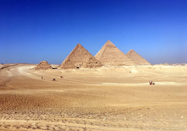 吉萨埃及金字塔开罗古老的风景埃及金字塔的遗产 著名的文化地标去历史名胜旅行 世界文化纪念馆 — 图库照片