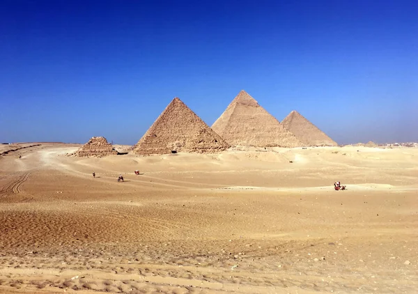 Giza Mısır piramidi. Kahire antik manzarası. Mısır Piramitleri mirası. Ünlü kültür simgesi. Tarihi yerlere seyahat etmek. Dünya kültür abidesi