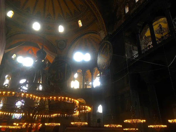 Aya Sofya camisi. İstanbul Ayasofya 'nın içi. Ayasofya kilisede. İslam sanat müzesi. Türkiye Kültür Mimari Katedrali Kilisesi