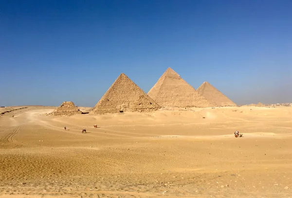 Giza Mısır piramidi. Kahire antik manzarası. Mısır Piramitleri mirası. Ünlü kültür simgesi. Tarihi yerlere seyahat etmek. Dünya kültür abidesi