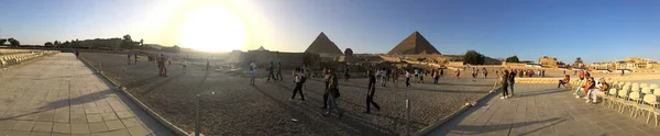 Büyük Giza piramitleri panoramik manzara. Antik piramitler ufuk çizgisi. Kahire, Cheops çölünü inşa ediyor. Tarih anıtı mezarı
