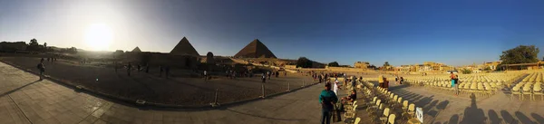 Büyük Giza piramitleri panoramik manzara. Antik piramitler ufuk çizgisi. Kahire, Cheops çölünü inşa ediyor. Tarih anıtı mezarı